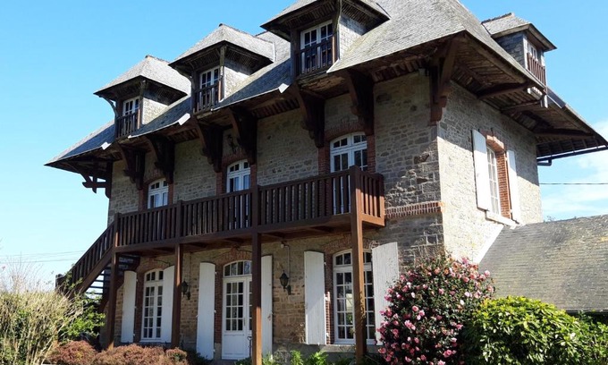Le Vicel Bed & Breakfast | LE CHALET SUISSE - Chambre bleue