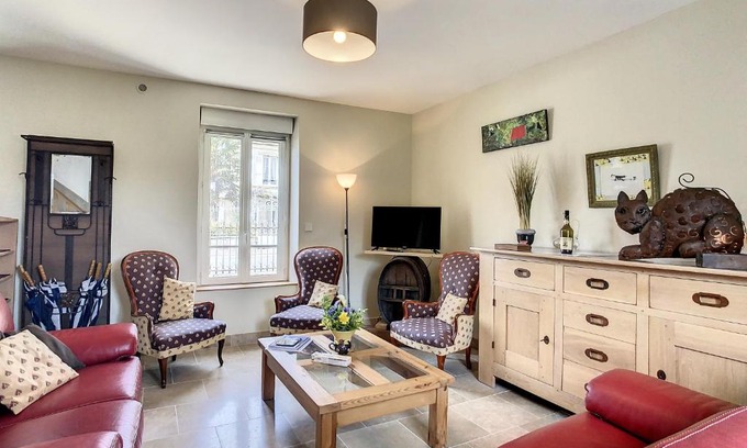 Bayeux House | Le Chat Qui Veille