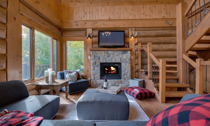 Les Pays-d'en-Haut Regional County Municipality Ski Chalet | Le Chic Traditionnel - Spa & Mountains