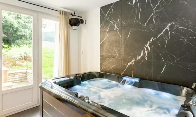 Boissy-Saint-Leger Apartment | LE CHILL Suite & SPA (Jacuzzi et Sauna privés)
