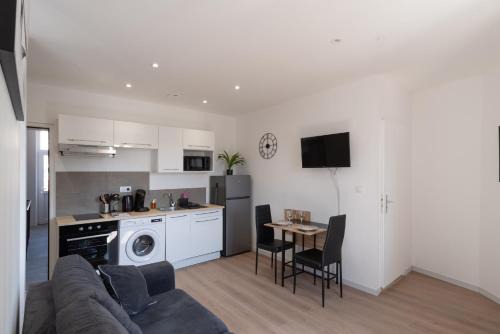 Saint-Chamond Apartment | LE CINEMA 202 Proche commodités - Stationnement gratuit