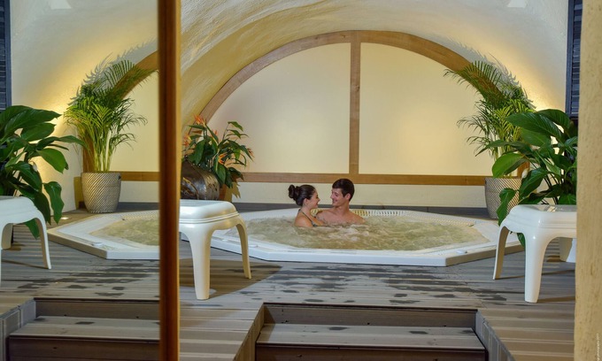 Chailly-sur-Armancon House | Le clos champagnac at Hotel Golf Chateau de Chailly