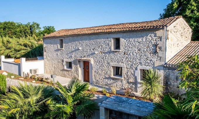 Breuillet House | Le Clos de la Grange air-conditioned renovated building near beaches
