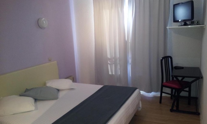 Bourg-de-Thizy Hotel | Le Clos Fleuri