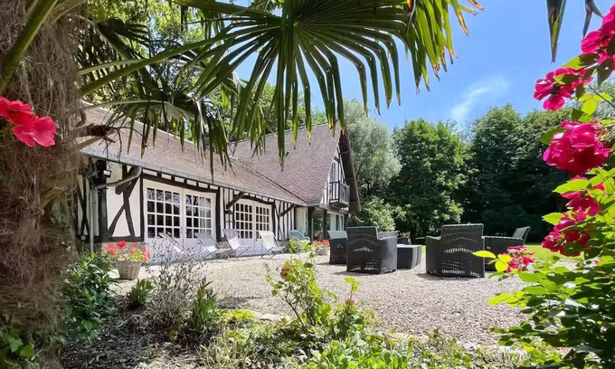 Canehan House | Le Clos Vildor Charming gîte/Normandy with horses & bordered by river 5km from the sea
