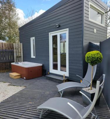 Saint-Jean-d'Elle House | le cocon d'amour " tiny-house avec jaccuzi privé "