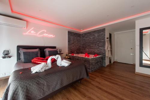 Le Cannet Apartment | LE COCON- Jacuzzi & Sauna privés By SweetDreams