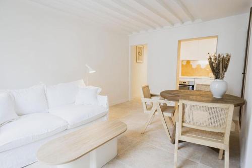 Quartier de la Porte-Saint-Denis Apartment | Le cocon parisien by ecoflats