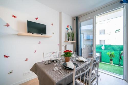 Plateau — Pyramide Apartment | Le Cocotier Athisien