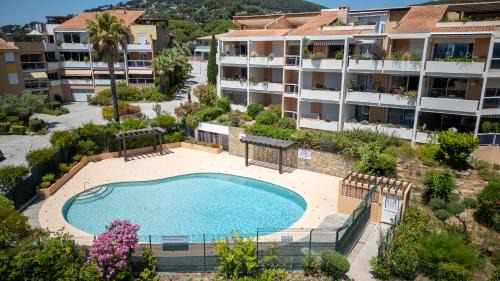 Carqueiranne Apartment | Le Corsaire - Séjour Relaxant, Plage & Piscine