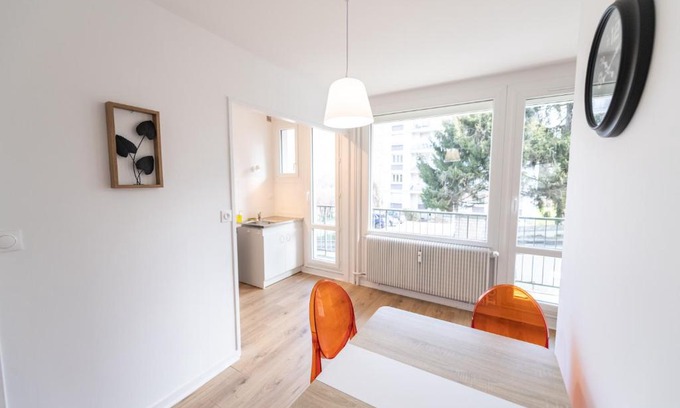La Metare - Le Portail Rouge Apartment | LE DAUPHIN - Place parking privée gratuit - WIFI et TV