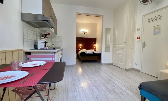 Saint Michel - Mairie Apartment | LE DECOR - Apartment Lyon, very central and well decorated