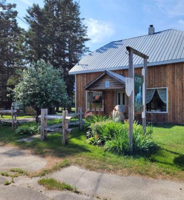 Saint-David-de-Falardeau Bed & Breakfast | Le Gîte Du Gardien Blanc