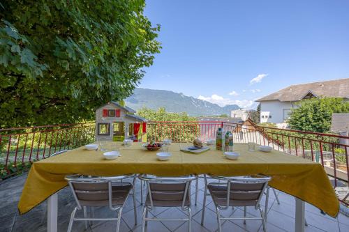 Voglans House | Le Gîte La Pierre Pons - vue montagne