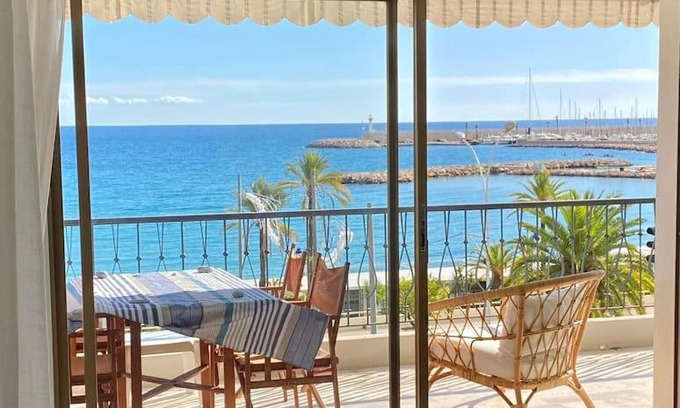 Menton Apartment | Le Garavan-vue mer-plage-clim-terrasse