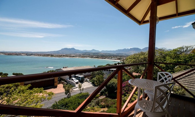Cape Town Apartment | Le Gaulois - sea facing flat - L'Orchidee