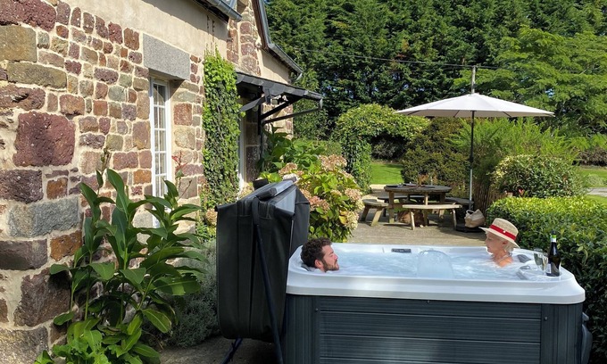 Hudimesnil Cottage | Le Giré cottage with private spa 10 minutes from the sea