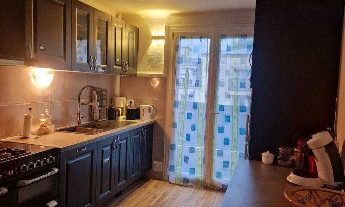 Fontenay-aux-Roses Apartment | Le Grand Robinson, 6 minutes from RER B Robinson, ideal for families.