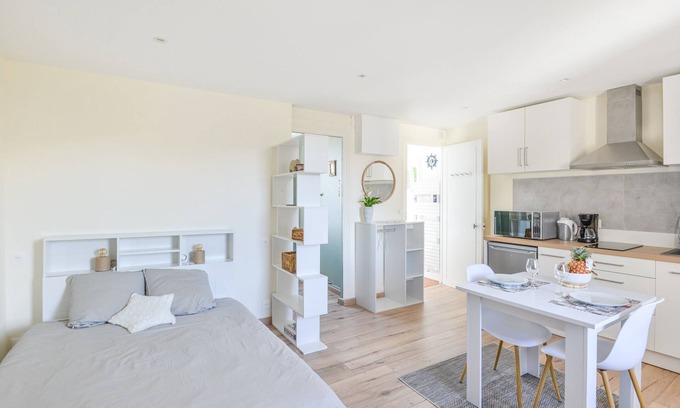 Bernieres-sur-Mer Apartment | Le Haut de la Roseraie - Studio 3p avec vue mer