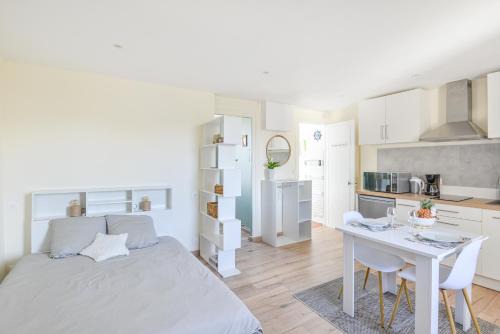 Bernieres-sur-Mer Apartment | Le Haut de la Roseraie - Studio 3p avec vue mer