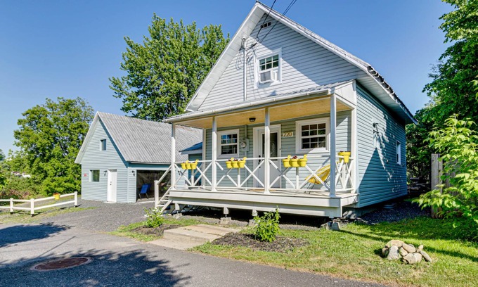 Leclercville House | Le Havre du Canal at water's edge in Leclercville