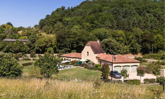 Bezenac Villa | Le Hibou Heureux - Beautiful Villa for 8 With Private Pool and Garden/Parking