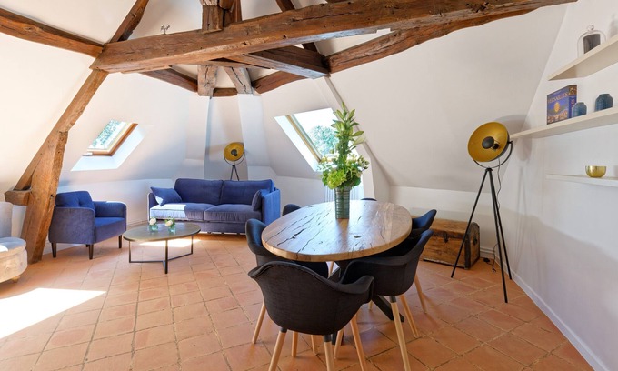 Notre-Dame Apartment | Le Hoche Les Demoiselles in Versailles 1 minute from the Château de Versailles