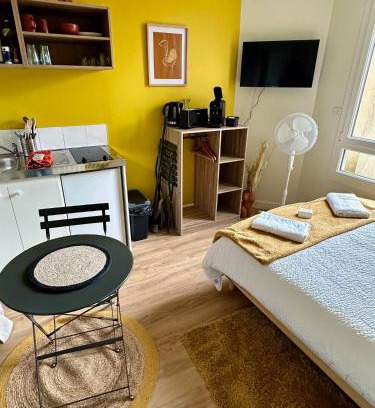 Miroir - Batignolles Apartment | Le Joli-Mans - Gare - BCLA