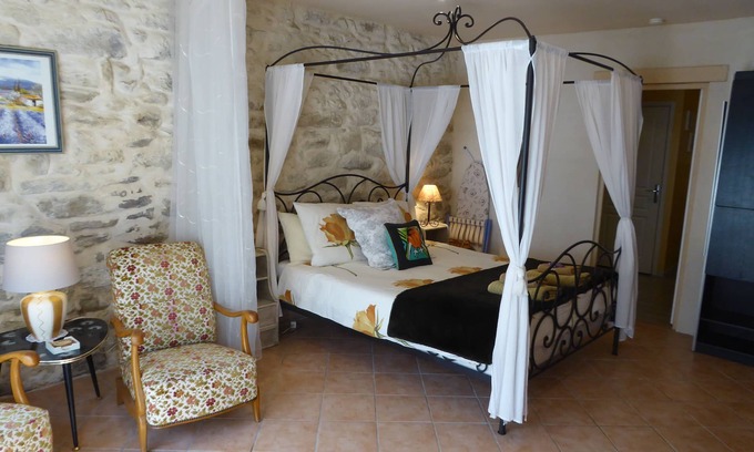 Rognonas Apartment | "Le Kiwi" - sleeps 2 self catering studio gite 10mins from Avignon!