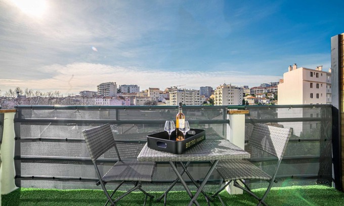 Riou - Petit Juas - Av de Grasse Apartment | Le Loft de St Jean - 2 bed and 2 bath