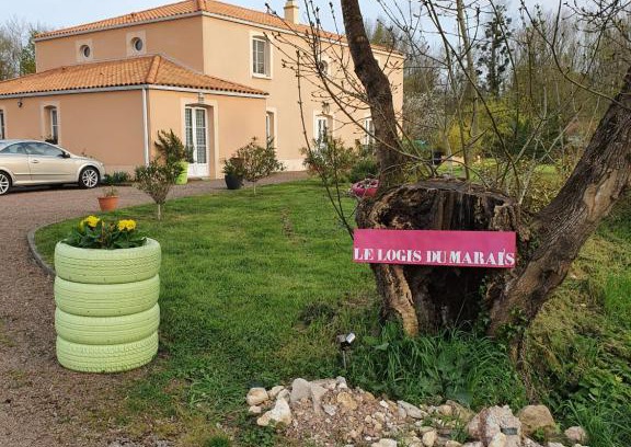 Les Magnils-Reigniers Bed & Breakfast | Le logis du marais