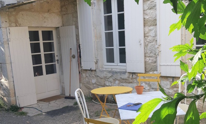 Velines House | le Mûrier, Maison en Coeur de Village Classé en Dordogne