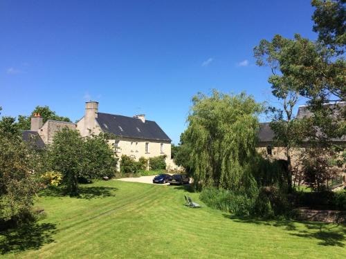 Saint-Loup-Hors Bed & Breakfast | Le Manoir des Doyens Loft - Sleeps 8 - D-Day Museum on-site - Ten Minute Walk to Commonwealth Cemetery!