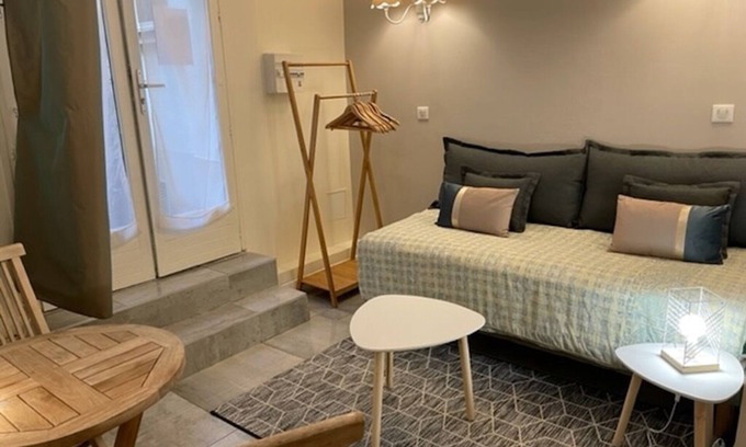 Arts-et-Metiers Apartment | Le Marais, rue Volta Studio with A/C