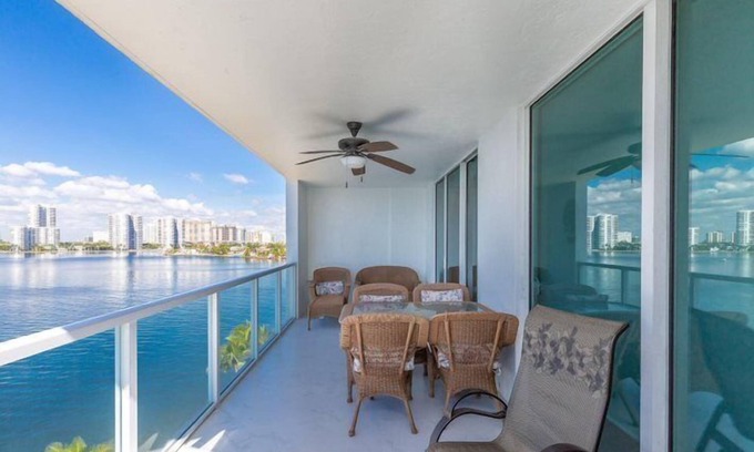 Sunny Isles Beach Apartment | Le Marina Bay 701 (STR-01254)