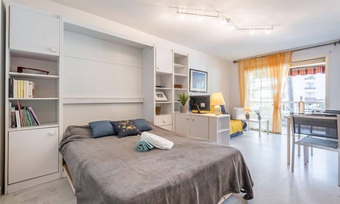 Riou - Petit Juas - Av de Grasse Apartment | Le Mercure by Interhome