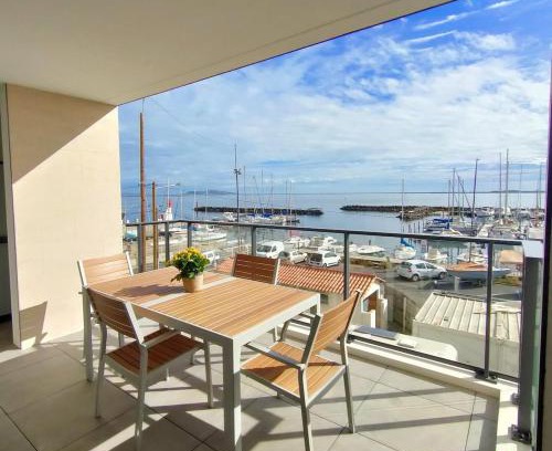 Marseillan Apartment | LE MILLESIME OLIVIER : Vue exceptionnelle sur la baie, appartement moderne avec une chambre et parking privé.