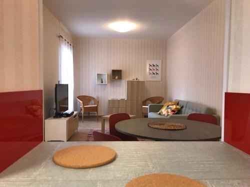 Cœur de Ville Apartment | LE MOMBRUN - Parking Privé - Hypercentre - Patio Intérieur
