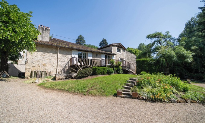 Migne-Auxances House | Le Moulin de Giroir: peaceful riverside setting