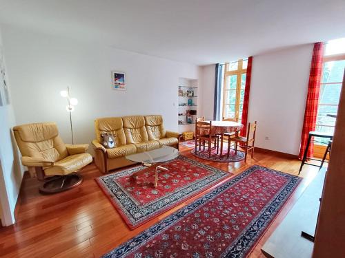 Bagneres-de-Luchon Apartment | Le nid d'oeillet, T3 bis, wifi, jardin commun