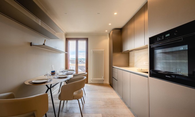 Annecy Old Town Apartment | Le Nid du Favre II - Large 2 room with breathtaking view of the lake