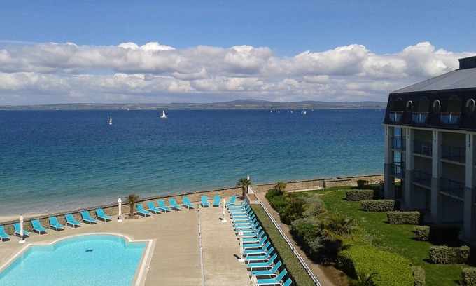 Treboul Apartment | Le P'tit Martolod 3 *, with an exceptional sea view, direct access to the beach and swimming pool :)