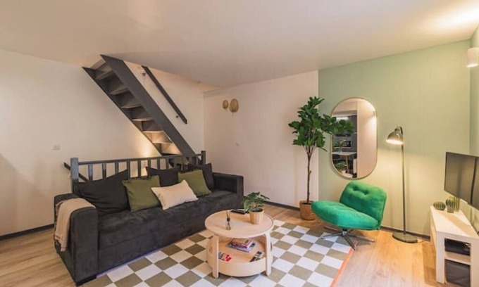 Hincmar Apartment | Le Pastel - sleeps 10 - near Cathedral