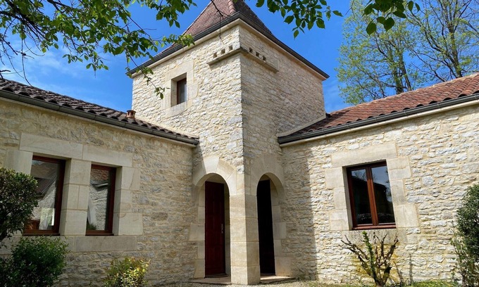 Concores House | LE Petit DUC Half Vrijstaande Ruime Bungalow met Privé Terras en Zwembad