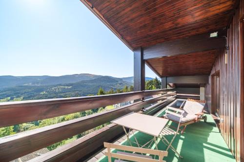 Muhlbach-sur-Munster Apartment | Le Petit Gîte de la Vallée - Vue montagne parking
