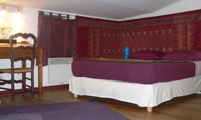 Clermont Ferrand City Centre House | LE PETIT SIAM - Charming guest room with shared SB - Center Clermont-FD