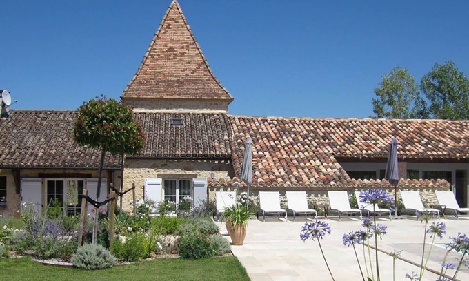 Salles House | Le Pigeonnier wonderful Gite adjoining the pool terrace