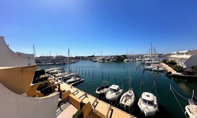Le Grau-Du-Roi Apartment | Le Plaisancier - Appartement Terrasse Vue sur le Port de Plaisance parking