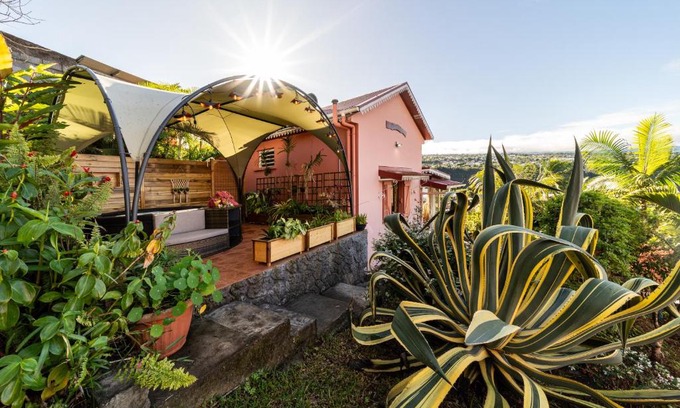 Ravine des Citrons Apartment | Le Quéléa Une case créole de charme classée 4 étoiles Y être c'est y être bien