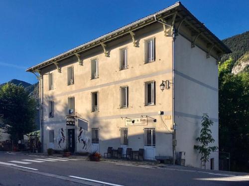 Villeneuve-d'Entraunes Hotel | Le Relais des Cavaliers